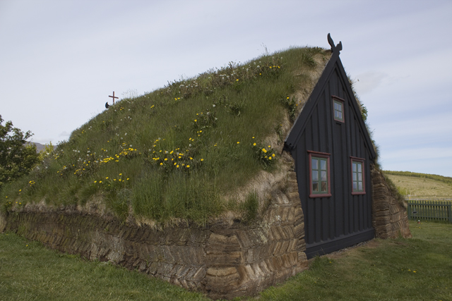 2011-07-01_10-38-41 island.jpg - Kirche Vidimyri, gebaut mit Grassoden